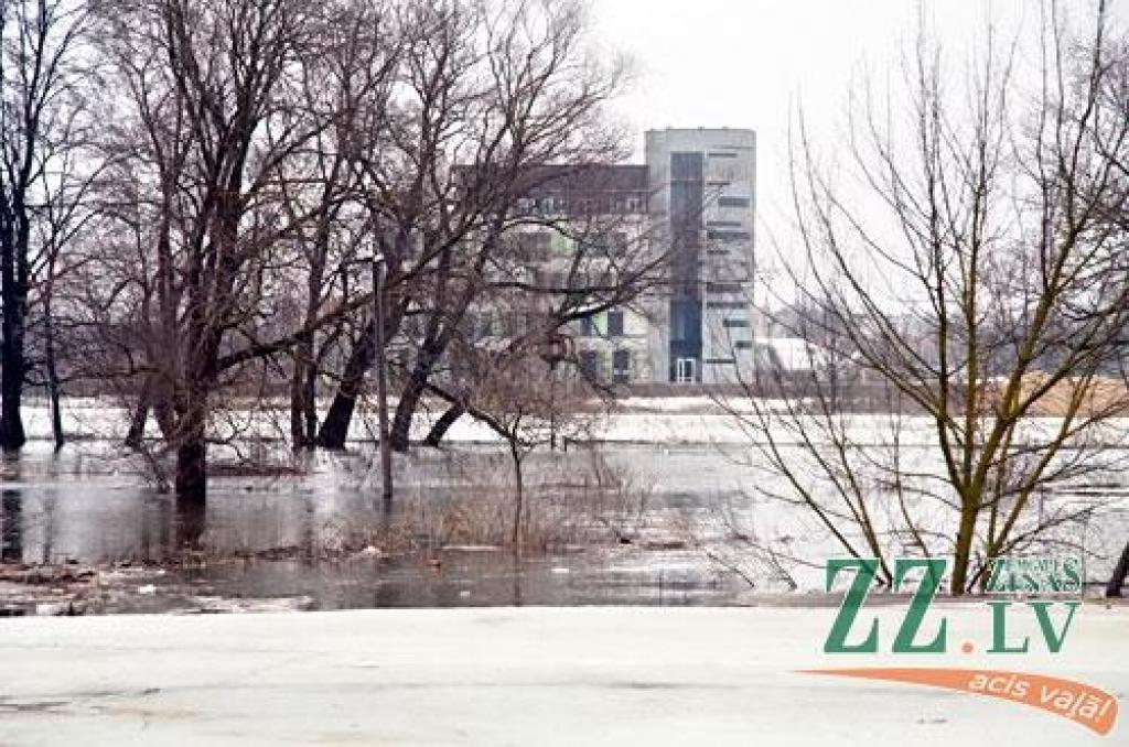 Šodien pulksten 14.30 Lielupes līmenis bija sasniedzis 311 centimetrus virs jūras līmeņa, kas tiek uzskatīti jau par trešās pakāpes riska plūdiem Jelgavā (no rīta vēl tika fiksēta otrā pakāpe). Applūdusi ceturtā daļa Jelgavas - pārsvarā...