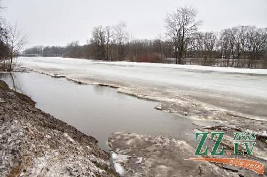Šodien pulksten 14.30 Lielupes līmenis bija sasniedzis 311 centimetrus virs jūras līmeņa, kas tiek uzskatīti jau par trešās pakāpes riska plūdiem Jelgavā (no rīta vēl tika fiksēta otrā pakāpe). Applūdusi ceturtā daļa Jelgavas - pārsvarā...