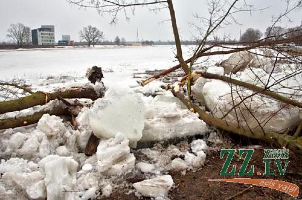 Šodien pulksten 14.30 Lielupes līmenis bija sasniedzis 311 centimetrus virs jūras līmeņa, kas tiek uzskatīti jau par trešās pakāpes riska plūdiem Jelgavā (no rīta vēl tika fiksēta otrā pakāpe). Applūdusi ceturtā daļa Jelgavas - pārsvarā...