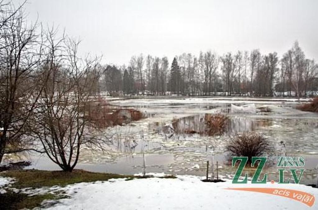 Šodien pulksten 14.30 Lielupes līmenis bija sasniedzis 311 centimetrus virs jūras līmeņa, kas tiek uzskatīti jau par trešās pakāpes riska plūdiem Jelgavā (no rīta vēl tika fiksēta otrā pakāpe). Applūdusi ceturtā daļa Jelgavas - pārsvarā...