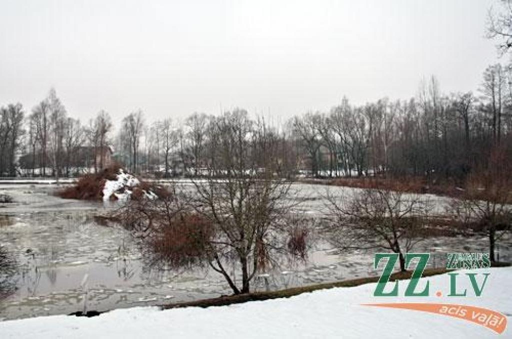 Šodien pulksten 14.30 Lielupes līmenis bija sasniedzis 311 centimetrus virs jūras līmeņa, kas tiek uzskatīti jau par trešās pakāpes riska plūdiem Jelgavā (no rīta vēl tika fiksēta otrā pakāpe). Applūdusi ceturtā daļa Jelgavas - pārsvarā...