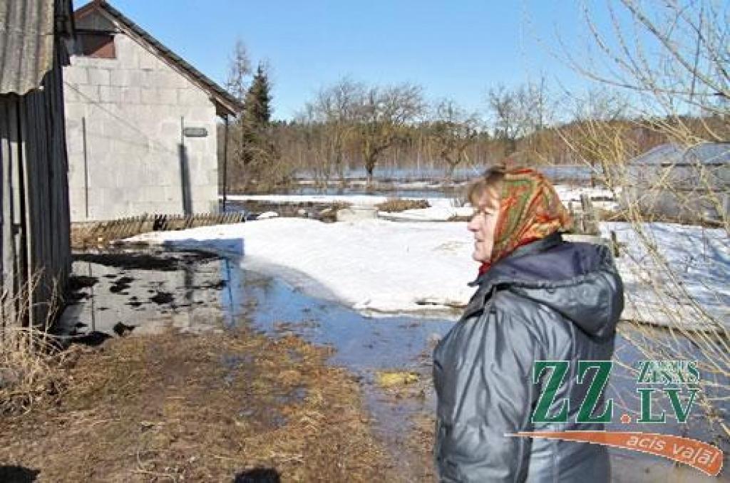 Pārdesmit vietējo iedzīvotāju, kā arī garāmbraucēji no Staļģenes tilta 22.martā ap pusdienlaiku nolūkojās ledus iešanā, kas šajā vietā Lielupē turpinājās nepilnu stundu.
Starp vērotājiem bija arī Sidrabenes pagasta Baznīckroga māju...
Autors: > www.zz.lv