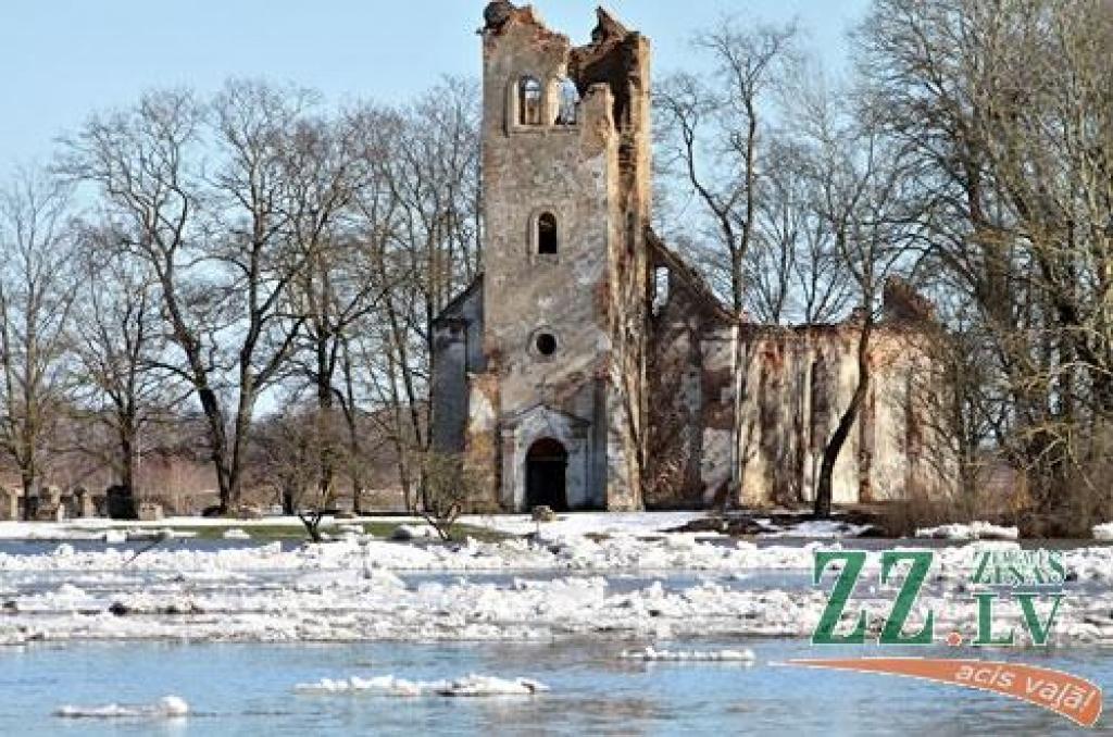 Pārdesmit vietējo iedzīvotāju, kā arī garāmbraucēji no Staļģenes tilta 22.martā ap pusdienlaiku nolūkojās ledus iešanā, kas šajā vietā Lielupē turpinājās nepilnu stundu.
Starp vērotājiem bija arī Sidrabenes pagasta Baznīckroga māju...
Autors: > www.zz.lv