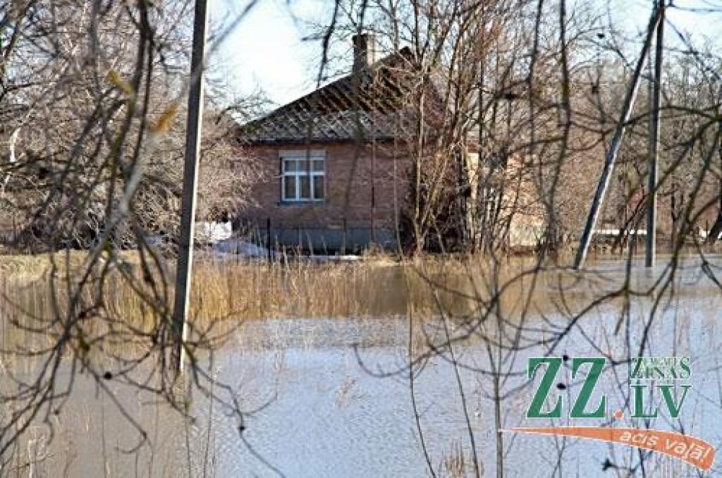 Pārdesmit vietējo iedzīvotāju, kā arī garāmbraucēji no Staļģenes tilta 22.martā ap pusdienlaiku nolūkojās ledus iešanā, kas šajā vietā Lielupē turpinājās nepilnu stundu.
Starp vērotājiem bija arī Sidrabenes pagasta Baznīckroga māju...
Autors: > www.zz.lv