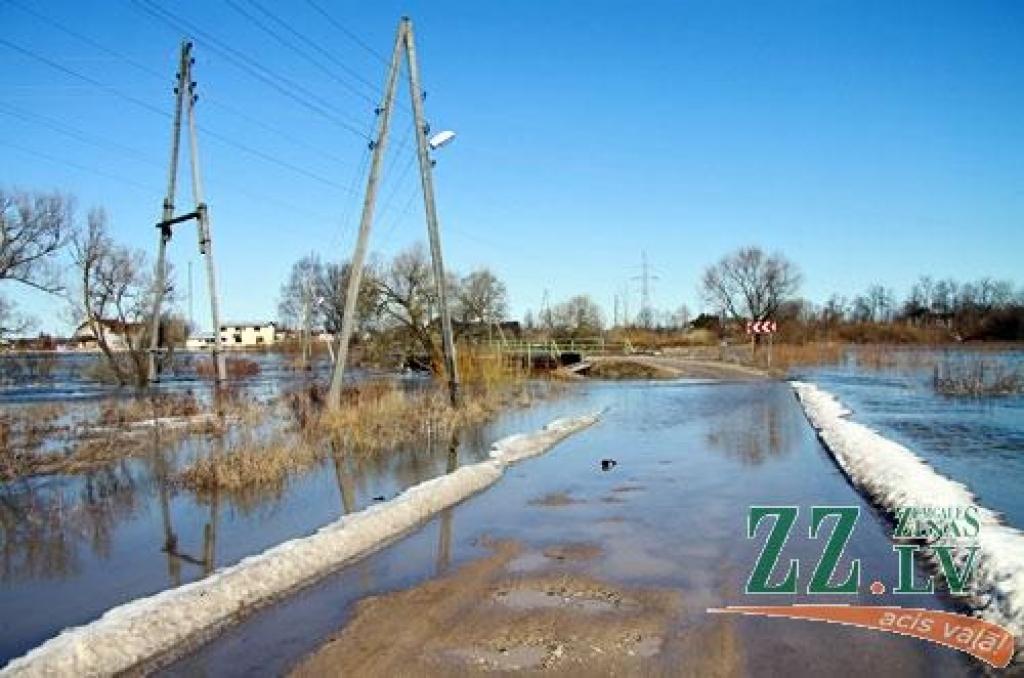 Pārdesmit vietējo iedzīvotāju, kā arī garāmbraucēji no Staļģenes tilta 22.martā ap pusdienlaiku nolūkojās ledus iešanā, kas šajā vietā Lielupē turpinājās nepilnu stundu.
Starp vērotājiem bija arī Sidrabenes pagasta Baznīckroga māju...
Autors: > www.zz.lv