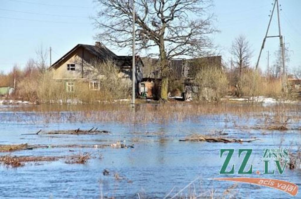 Pārdesmit vietējo iedzīvotāju, kā arī garāmbraucēji no Staļģenes tilta 22.martā ap pusdienlaiku nolūkojās ledus iešanā, kas šajā vietā Lielupē turpinājās nepilnu stundu.
Starp vērotājiem bija arī Sidrabenes pagasta Baznīckroga māju...
Autors: > www.zz.lv