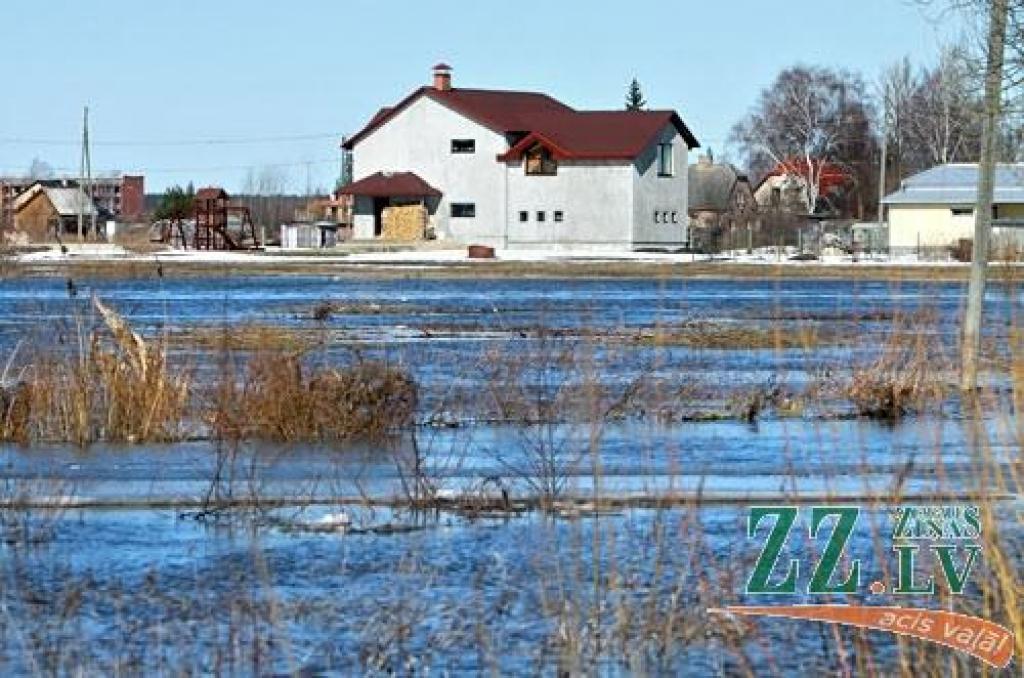 Pārdesmit vietējo iedzīvotāju, kā arī garāmbraucēji no Staļģenes tilta 22.martā ap pusdienlaiku nolūkojās ledus iešanā, kas šajā vietā Lielupē turpinājās nepilnu stundu.
Starp vērotājiem bija arī Sidrabenes pagasta Baznīckroga māju...
Autors: > www.zz.lv