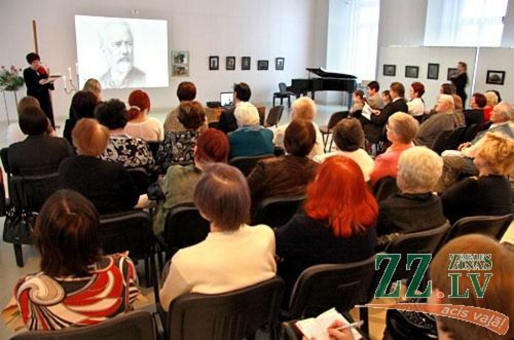 Rītvakar pulksten 17.30 ar koncertu «Russkije napevi» pilsētas kultūras namā, kur līdz ar Jelgavas kolektīviem «Slavjanočka» un «Zvonņica» uzstāsies arī jēkabpilieši un viesi no Krievijas pilsētas Kirovas, noslēgsies krievu kultūras...