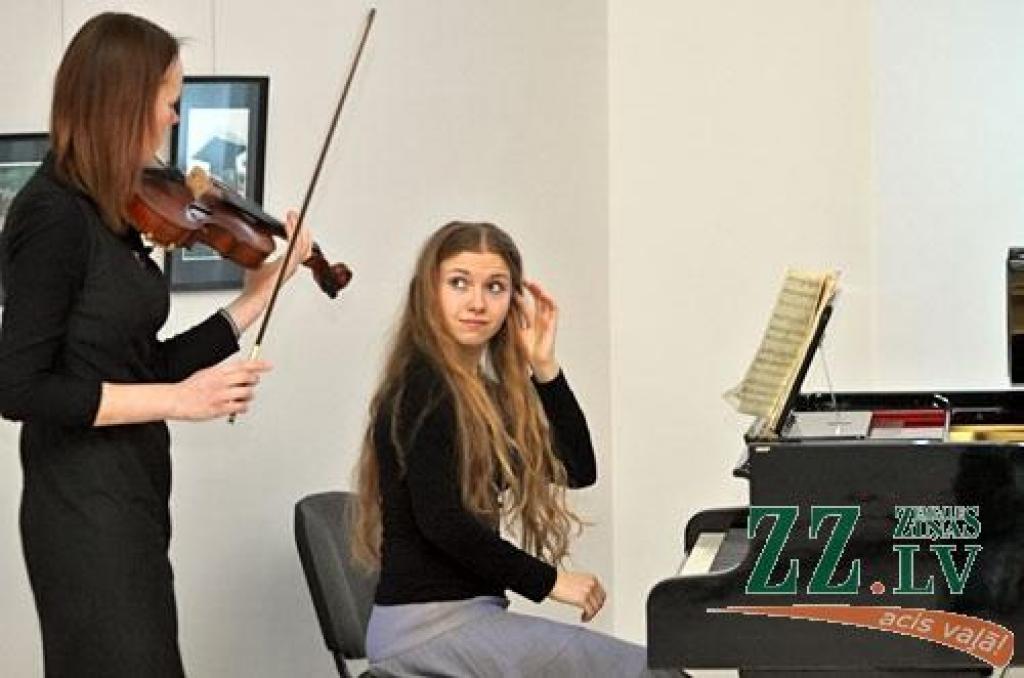 Rītvakar pulksten 17.30 ar koncertu «Russkije napevi» pilsētas kultūras namā, kur līdz ar Jelgavas kolektīviem «Slavjanočka» un «Zvonņica» uzstāsies arī jēkabpilieši un viesi no Krievijas pilsētas Kirovas, noslēgsies krievu kultūras...