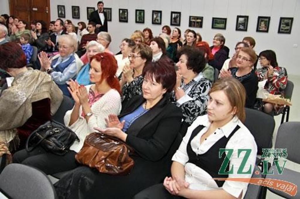 Rītvakar pulksten 17.30 ar koncertu «Russkije napevi» pilsētas kultūras namā, kur līdz ar Jelgavas kolektīviem «Slavjanočka» un «Zvonņica» uzstāsies arī jēkabpilieši un viesi no Krievijas pilsētas Kirovas, noslēgsies krievu kultūras...