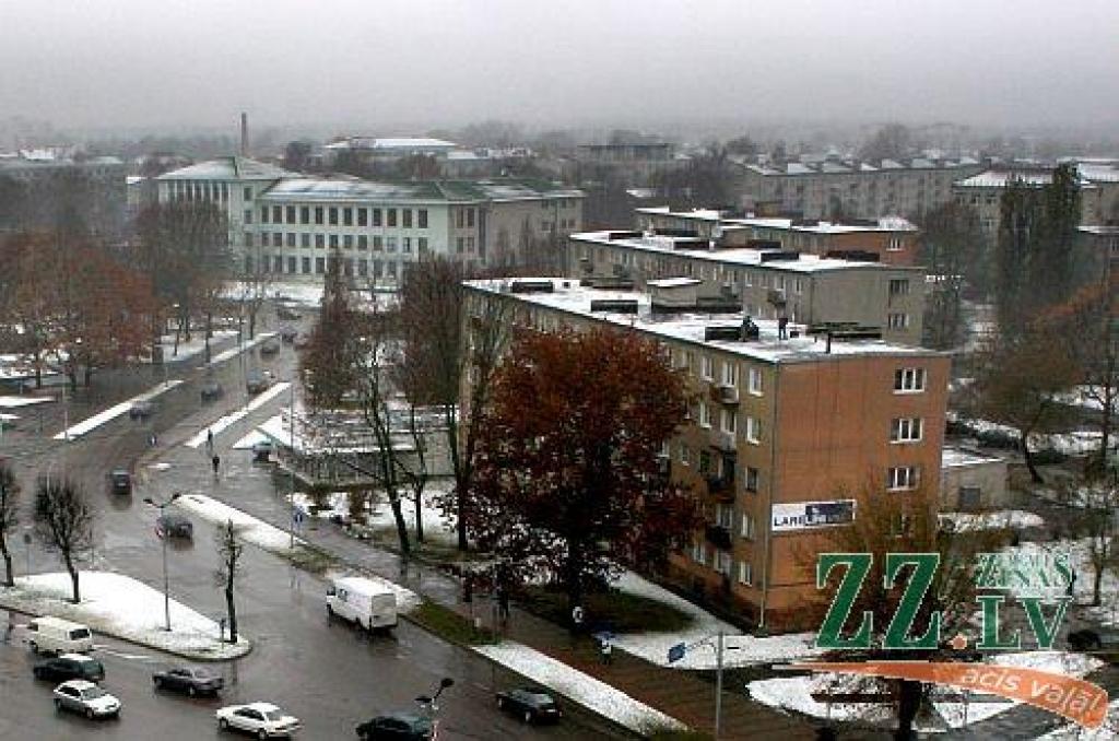 Kaut arī Jelgavas centrā vienmēr bijis laukums, šī ir vieta, kura pēc Otrā pasaules kara piedzīvojusi vieslielākās pārmaiņas. Tas labi redzams, salīdzinot abus attēlus, kuru kadrējumā mēģināts ietvert aptuveni vienu un to pašu...