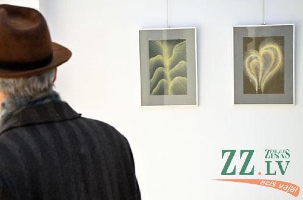 Atmošanās – tāds ir Jelgavas Mūzikas vidusskolas pasniedzējas Birutas Derumas meditatīvo zīmējumu izstādes vadmotīvs, ko izbaudīt interesenti aicināti pilsētas kultūras namā.
«Kad zīmēju, tā ir mana personīgā meditācija, labsajūta,...