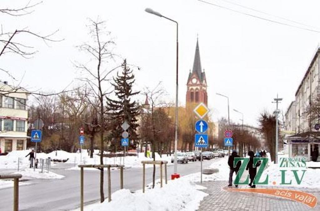 Ne viens vien jelgavnieks jau būs dzirdējis atmiņu nostāstu, ka tur, kur agrāk bijis greznais Latviešu biedrības nams, vēlāk uzcelts universālveikals «Draudzība», kas tagad ir veikals «Kanclera nams». Simboliski tā to var uzskatīt, taču,...