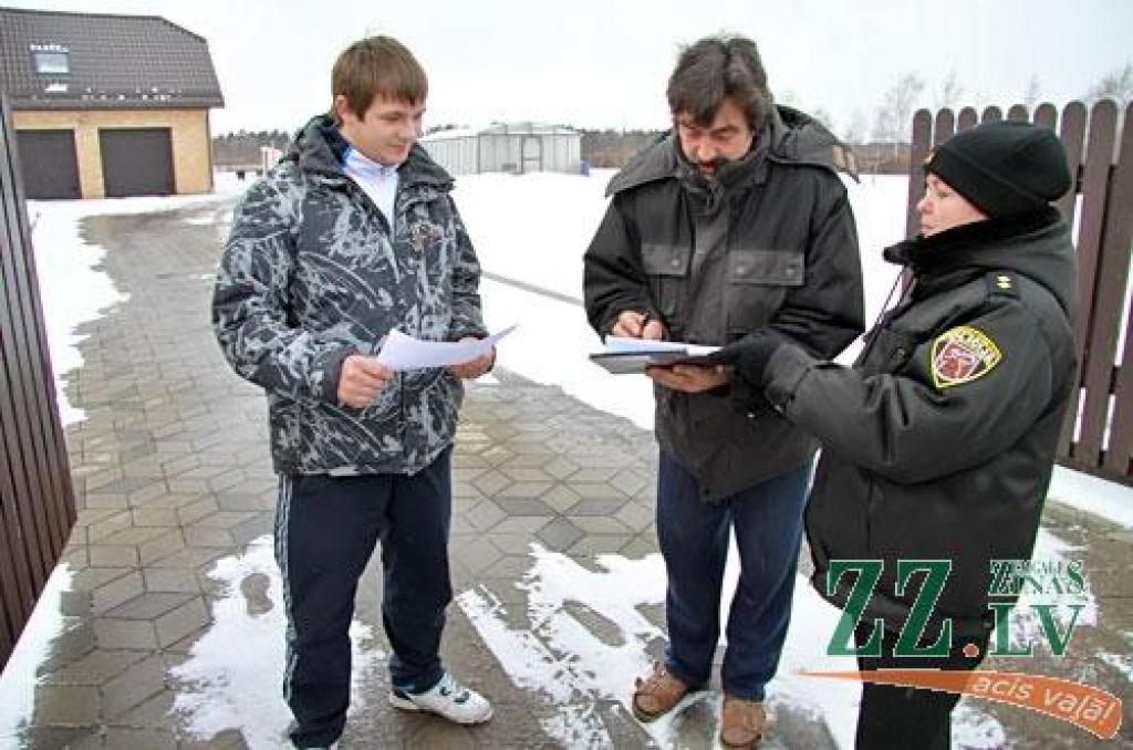 Pašvaldības policija apstaigā katru māju plūdu riska zonā. Informē iedzīvotājus, kā rīkoties un jautā, vai viņiem būs vajadzīga palīdzība evakuējoties.
«Pirms cēlām māju, apstaigājām kaimiņus un izprasījām, kā šeit ar plūdiem. Māju...
