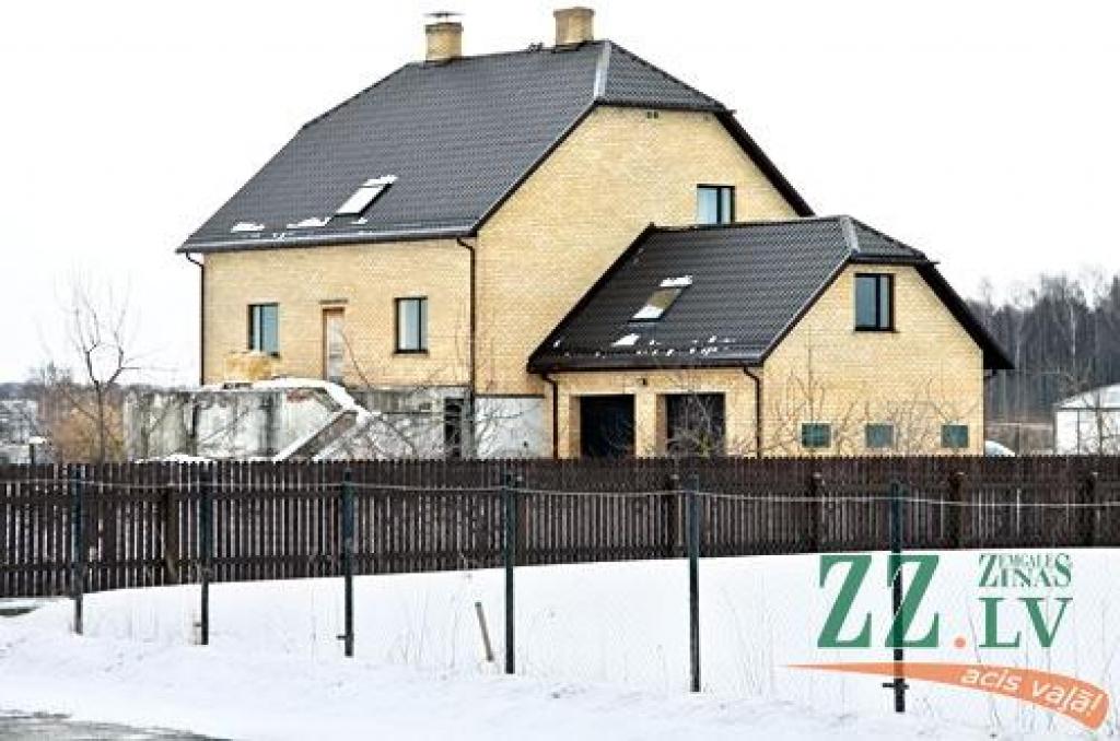Pašvaldības policija apstaigā katru māju plūdu riska zonā. Informē iedzīvotājus, kā rīkoties un jautā, vai viņiem būs vajadzīga palīdzība evakuējoties.
«Pirms cēlām māju, apstaigājām kaimiņus un izprasījām, kā šeit ar plūdiem. Māju...
