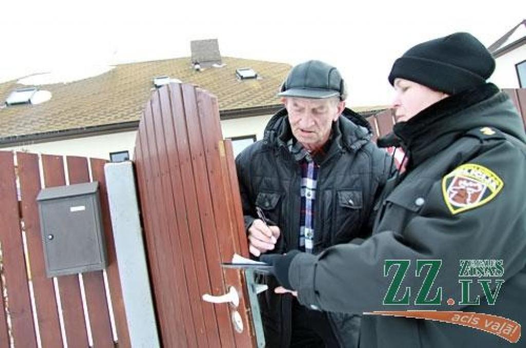 Pašvaldības policija apstaigā katru māju plūdu riska zonā. Informē iedzīvotājus, kā rīkoties un jautā, vai viņiem būs vajadzīga palīdzība evakuējoties.
«Pirms cēlām māju, apstaigājām kaimiņus un izprasījām, kā šeit ar plūdiem. Māju...