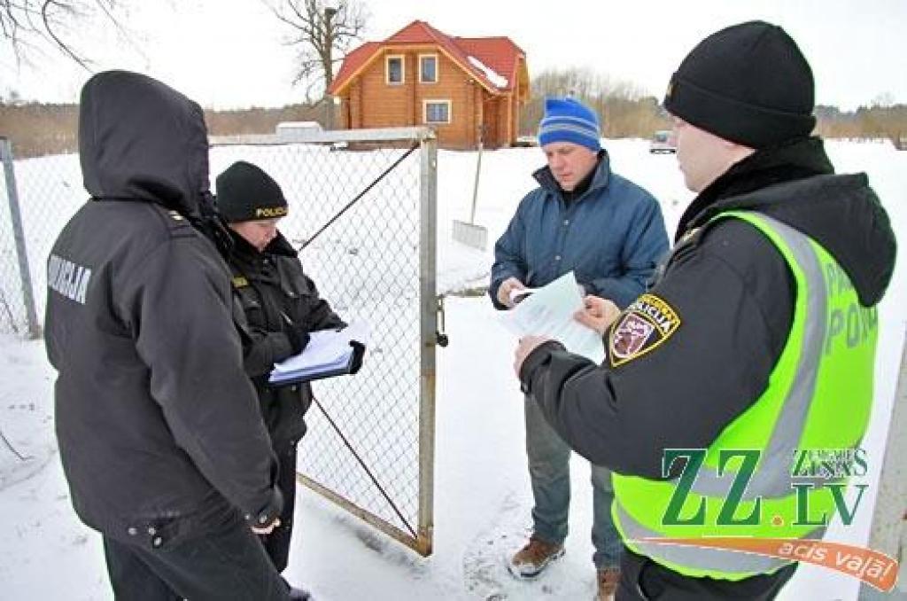 Pašvaldības policija apstaigā katru māju plūdu riska zonā. Informē iedzīvotājus, kā rīkoties un jautā, vai viņiem būs vajadzīga palīdzība evakuējoties.
«Pirms cēlām māju, apstaigājām kaimiņus un izprasījām, kā šeit ar plūdiem. Māju...