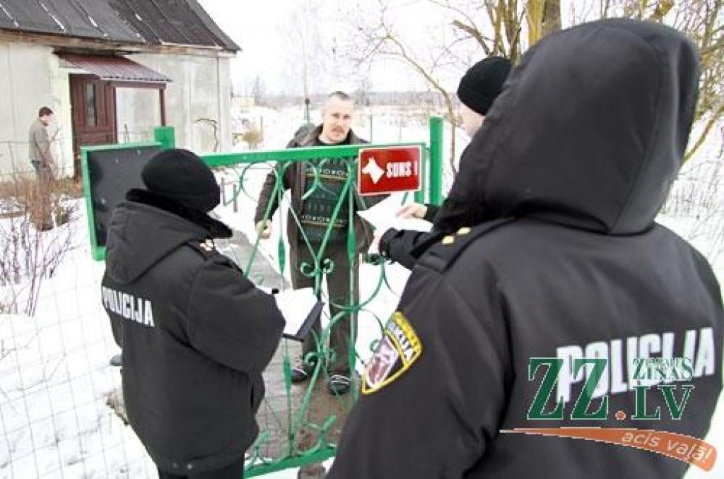 Pašvaldības policija apstaigā katru māju plūdu riska zonā. Informē iedzīvotājus, kā rīkoties un jautā, vai viņiem būs vajadzīga palīdzība evakuējoties.
«Pirms cēlām māju, apstaigājām kaimiņus un izprasījām, kā šeit ar plūdiem. Māju...