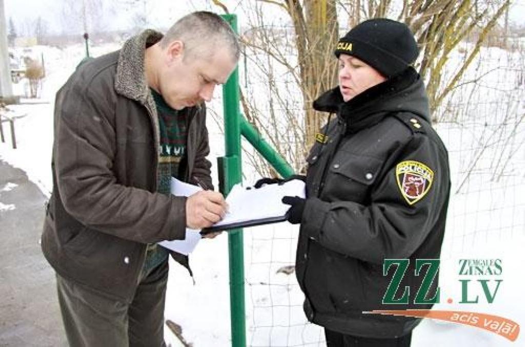 Pašvaldības policija apstaigā katru māju plūdu riska zonā. Informē iedzīvotājus, kā rīkoties un jautā, vai viņiem būs vajadzīga palīdzība evakuējoties.
«Pirms cēlām māju, apstaigājām kaimiņus un izprasījām, kā šeit ar plūdiem. Māju...