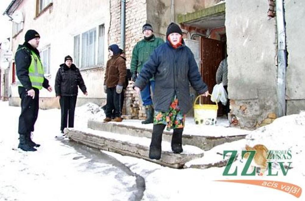 Pašvaldības policija apstaigā katru māju plūdu riska zonā. Informē iedzīvotājus, kā rīkoties un jautā, vai viņiem būs vajadzīga palīdzība evakuējoties.
«Pirms cēlām māju, apstaigājām kaimiņus un izprasījām, kā šeit ar plūdiem. Māju...