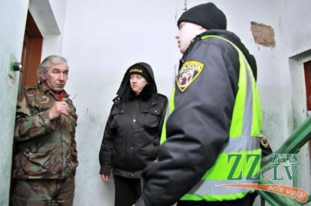 Pašvaldības policija apstaigā katru māju plūdu riska zonā. Informē iedzīvotājus, kā rīkoties un jautā, vai viņiem būs vajadzīga palīdzība evakuējoties.
«Pirms cēlām māju, apstaigājām kaimiņus un izprasījām, kā šeit ar plūdiem. Māju...