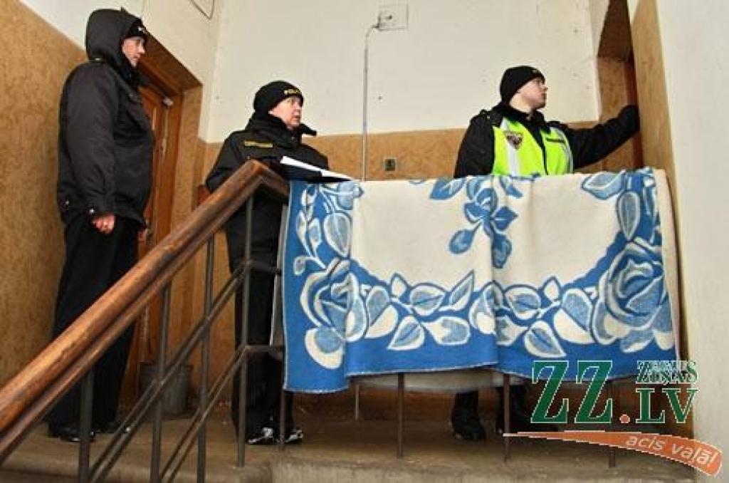 Pašvaldības policija apstaigā katru māju plūdu riska zonā. Informē iedzīvotājus, kā rīkoties un jautā, vai viņiem būs vajadzīga palīdzība evakuējoties.
«Pirms cēlām māju, apstaigājām kaimiņus un izprasījām, kā šeit ar plūdiem. Māju...