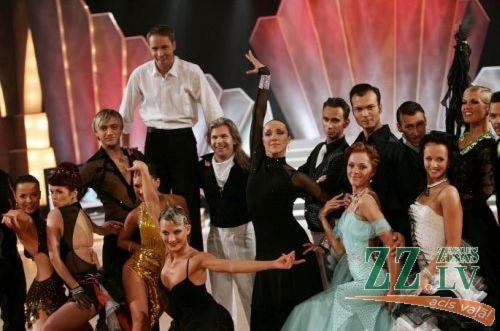 28.februāra vakarā TV3 šovā «Dejo ar zvaigzni 3» vismazāko žūrijas novērtējumu un pieticīgāko balsojumu saņēma bundzinieks un mūzikas skolotājs Gundars Lintiņš pārī ar Marinu Martinovu, savukārt otrs jelgavnieks - Māris Pūce pārī ar Santu...