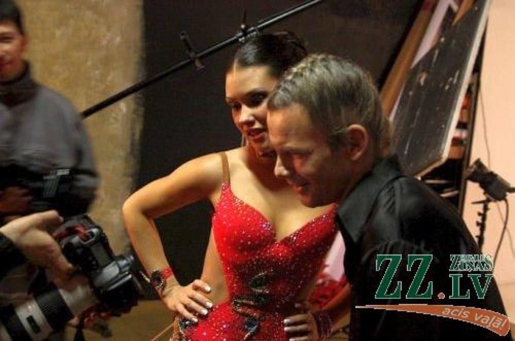 28.februāra vakarā TV3 šovā «Dejo ar zvaigzni 3» vismazāko žūrijas novērtējumu un pieticīgāko balsojumu saņēma bundzinieks un mūzikas skolotājs Gundars Lintiņš pārī ar Marinu Martinovu, savukārt otrs jelgavnieks - Māris Pūce pārī ar Santu...
