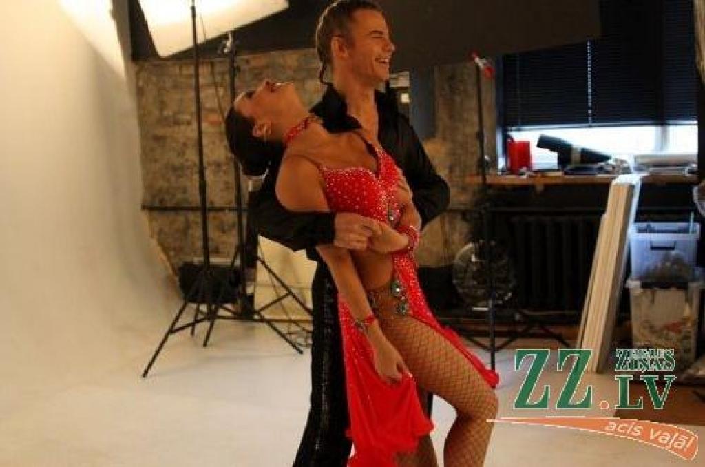 28.februāra vakarā TV3 šovā «Dejo ar zvaigzni 3» vismazāko žūrijas novērtējumu un pieticīgāko balsojumu saņēma bundzinieks un mūzikas skolotājs Gundars Lintiņš pārī ar Marinu Martinovu, savukārt otrs jelgavnieks - Māris Pūce pārī ar Santu...