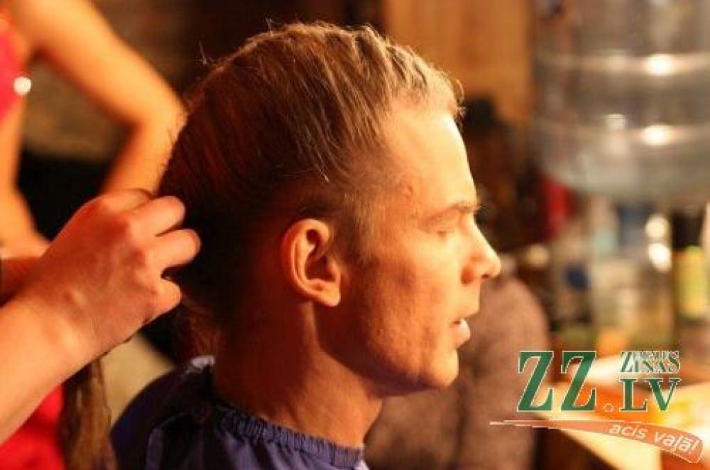 28.februāra vakarā TV3 šovā «Dejo ar zvaigzni 3» vismazāko žūrijas novērtējumu un pieticīgāko balsojumu saņēma bundzinieks un mūzikas skolotājs Gundars Lintiņš pārī ar Marinu Martinovu, savukārt otrs jelgavnieks - Māris Pūce pārī ar Santu...
