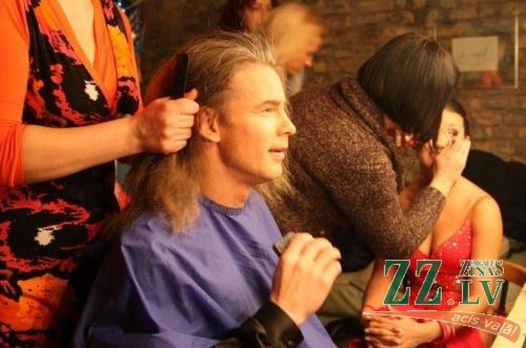 28.februāra vakarā TV3 šovā «Dejo ar zvaigzni 3» vismazāko žūrijas novērtējumu un pieticīgāko balsojumu saņēma bundzinieks un mūzikas skolotājs Gundars Lintiņš pārī ar Marinu Martinovu, savukārt otrs jelgavnieks - Māris Pūce pārī ar Santu...