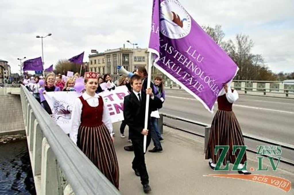 Ap sešdesmit Latvijas Lauksaimniecības universitātes Pārtikas tehnoloģijas fakultātes studentu trešdien ar ielu gājienu no kopmītnēm Jāņa Čakstes ielā uz pili iesāka savu tradicionālo fakultātes popularizēšanas pasākumu «Putru dienas...