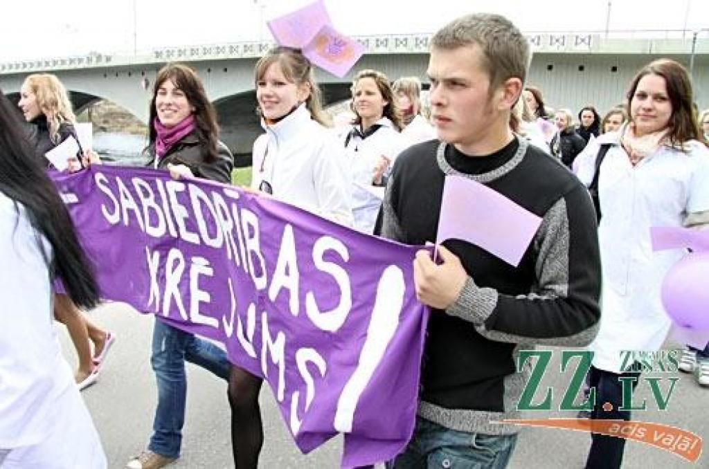 Ap sešdesmit Latvijas Lauksaimniecības universitātes Pārtikas tehnoloģijas fakultātes studentu trešdien ar ielu gājienu no kopmītnēm Jāņa Čakstes ielā uz pili iesāka savu tradicionālo fakultātes popularizēšanas pasākumu «Putru dienas...