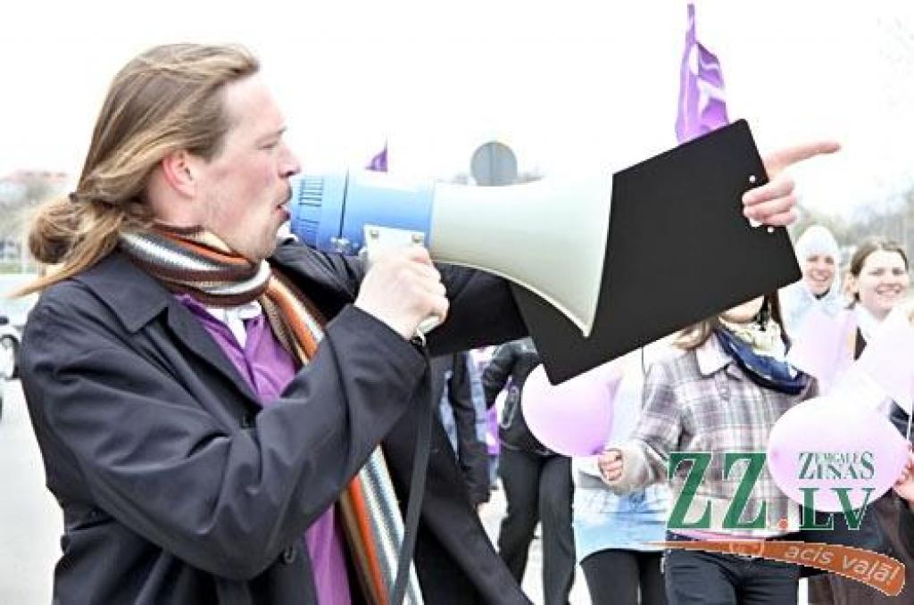 Ap sešdesmit Latvijas Lauksaimniecības universitātes Pārtikas tehnoloģijas fakultātes studentu trešdien ar ielu gājienu no kopmītnēm Jāņa Čakstes ielā uz pili iesāka savu tradicionālo fakultātes popularizēšanas pasākumu «Putru dienas...