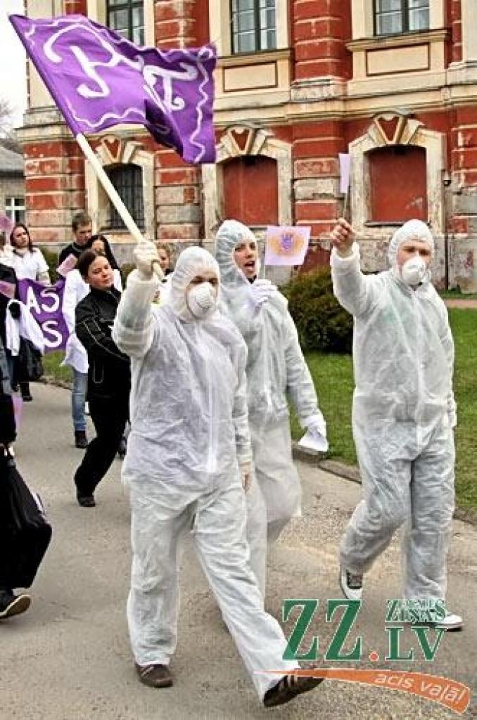 Ap sešdesmit Latvijas Lauksaimniecības universitātes Pārtikas tehnoloģijas fakultātes studentu trešdien ar ielu gājienu no kopmītnēm Jāņa Čakstes ielā uz pili iesāka savu tradicionālo fakultātes popularizēšanas pasākumu «Putru dienas...