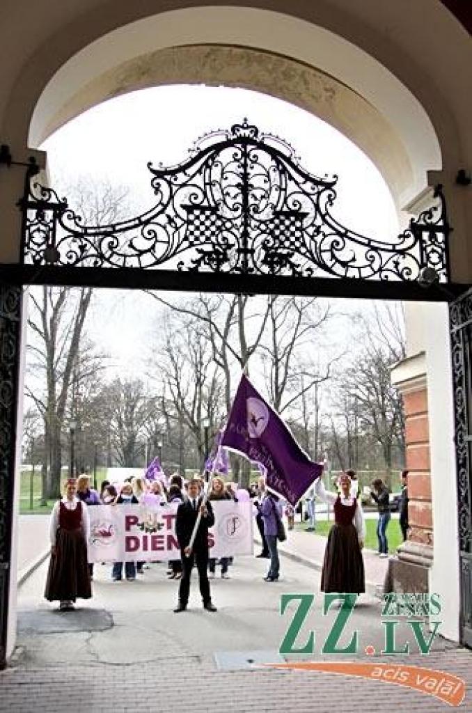 Ap sešdesmit Latvijas Lauksaimniecības universitātes Pārtikas tehnoloģijas fakultātes studentu trešdien ar ielu gājienu no kopmītnēm Jāņa Čakstes ielā uz pili iesāka savu tradicionālo fakultātes popularizēšanas pasākumu «Putru dienas...