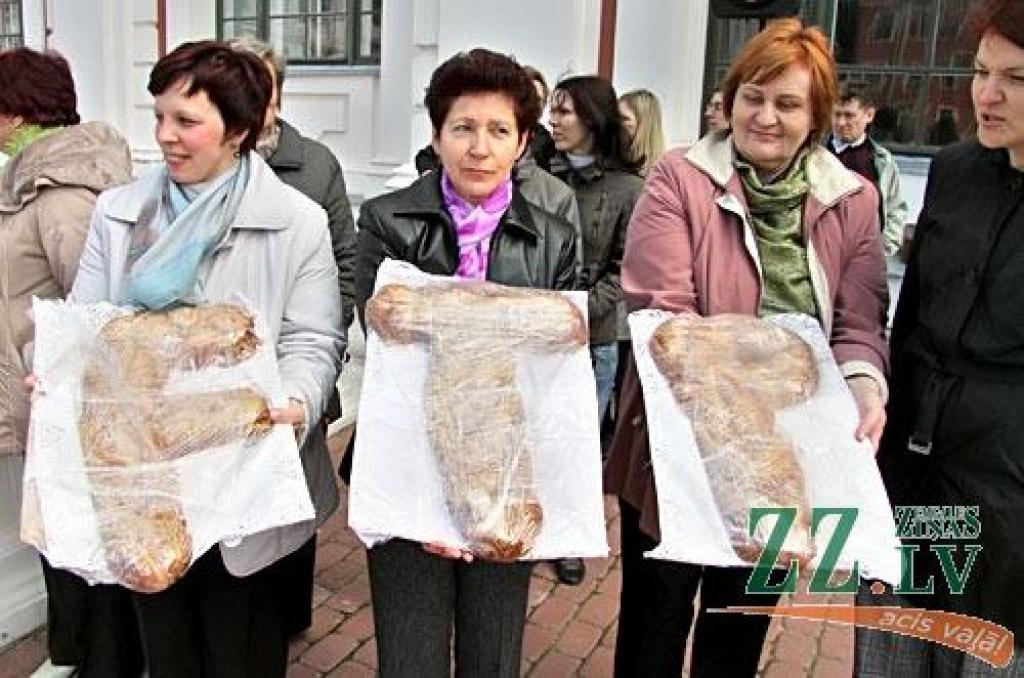Ap sešdesmit Latvijas Lauksaimniecības universitātes Pārtikas tehnoloģijas fakultātes studentu trešdien ar ielu gājienu no kopmītnēm Jāņa Čakstes ielā uz pili iesāka savu tradicionālo fakultātes popularizēšanas pasākumu «Putru dienas...