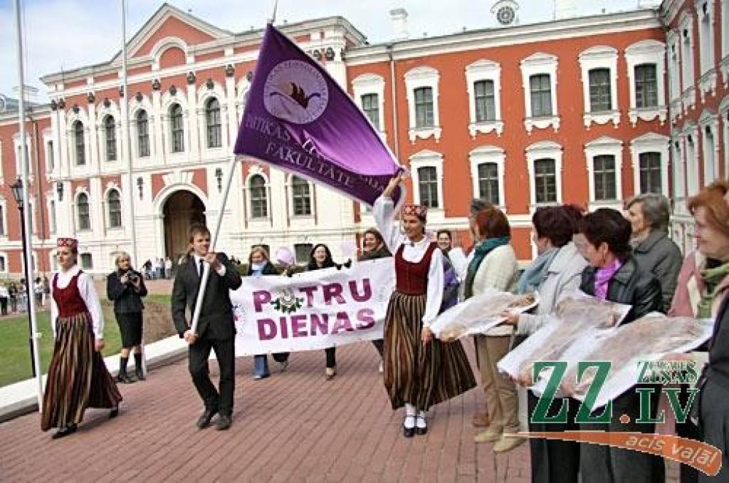 Ap sešdesmit Latvijas Lauksaimniecības universitātes Pārtikas tehnoloģijas fakultātes studentu trešdien ar ielu gājienu no kopmītnēm Jāņa Čakstes ielā uz pili iesāka savu tradicionālo fakultātes popularizēšanas pasākumu «Putru dienas...