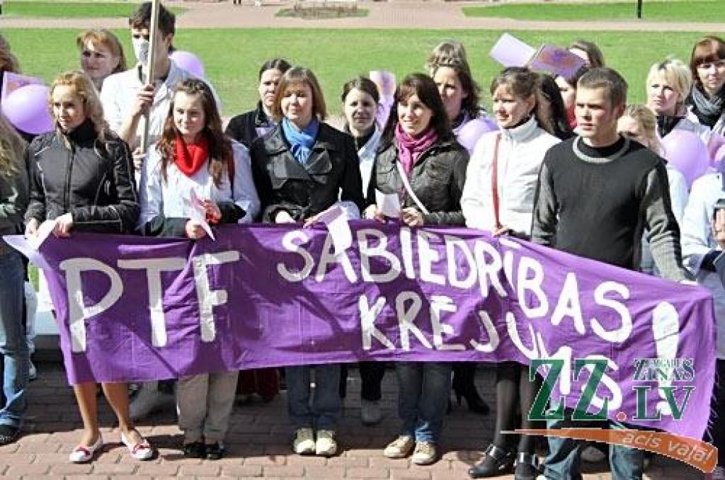 Ap sešdesmit Latvijas Lauksaimniecības universitātes Pārtikas tehnoloģijas fakultātes studentu trešdien ar ielu gājienu no kopmītnēm Jāņa Čakstes ielā uz pili iesāka savu tradicionālo fakultātes popularizēšanas pasākumu «Putru dienas...