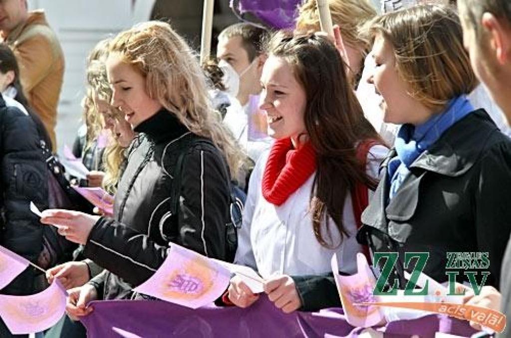 Ap sešdesmit Latvijas Lauksaimniecības universitātes Pārtikas tehnoloģijas fakultātes studentu trešdien ar ielu gājienu no kopmītnēm Jāņa Čakstes ielā uz pili iesāka savu tradicionālo fakultātes popularizēšanas pasākumu «Putru dienas...