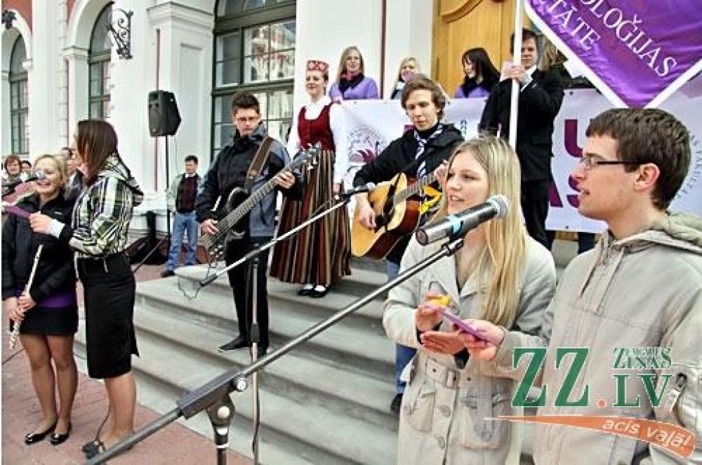 Ap sešdesmit Latvijas Lauksaimniecības universitātes Pārtikas tehnoloģijas fakultātes studentu trešdien ar ielu gājienu no kopmītnēm Jāņa Čakstes ielā uz pili iesāka savu tradicionālo fakultātes popularizēšanas pasākumu «Putru dienas...