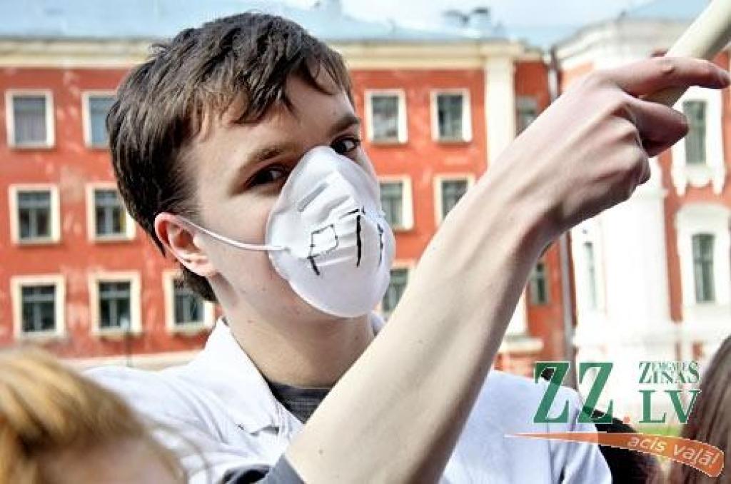 Ap sešdesmit Latvijas Lauksaimniecības universitātes Pārtikas tehnoloģijas fakultātes studentu trešdien ar ielu gājienu no kopmītnēm Jāņa Čakstes ielā uz pili iesāka savu tradicionālo fakultātes popularizēšanas pasākumu «Putru dienas...