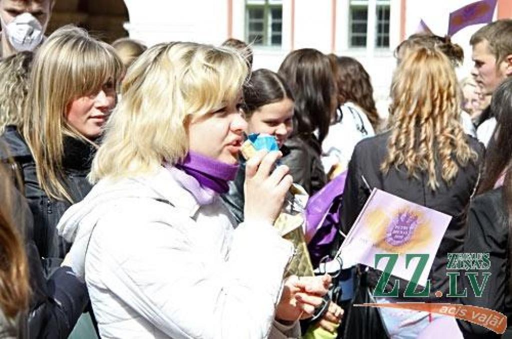 Ap sešdesmit Latvijas Lauksaimniecības universitātes Pārtikas tehnoloģijas fakultātes studentu trešdien ar ielu gājienu no kopmītnēm Jāņa Čakstes ielā uz pili iesāka savu tradicionālo fakultātes popularizēšanas pasākumu «Putru dienas...