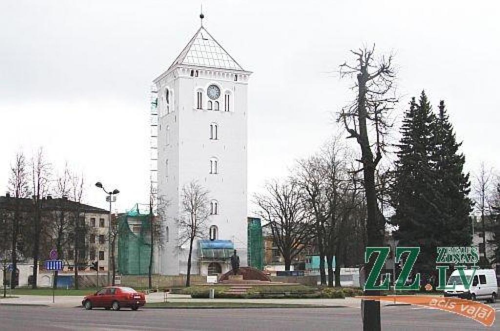 Karā sagrautās Sv.Trīsvienības baznīcas palikušais tornis ir vienīgais objekts, kas šajā ainavā saglabājies no pagātnes. Jāmin, ka tā bija viena no vecākajām būvēm Jelgavā. Pēc Jelgavas Vēstures un mākslas muzeja datiem, Trīsvienības...