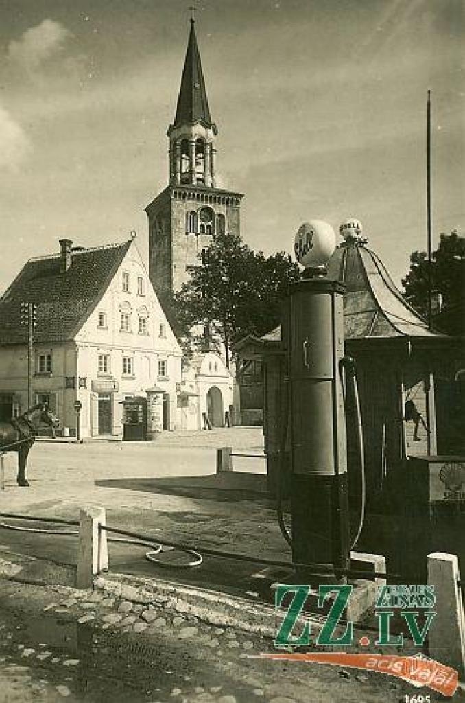 Karā sagrautās Sv.Trīsvienības baznīcas palikušais tornis ir vienīgais objekts, kas šajā ainavā saglabājies no pagātnes. Jāmin, ka tā bija viena no vecākajām būvēm Jelgavā. Pēc Jelgavas Vēstures un mākslas muzeja datiem, Trīsvienības...
