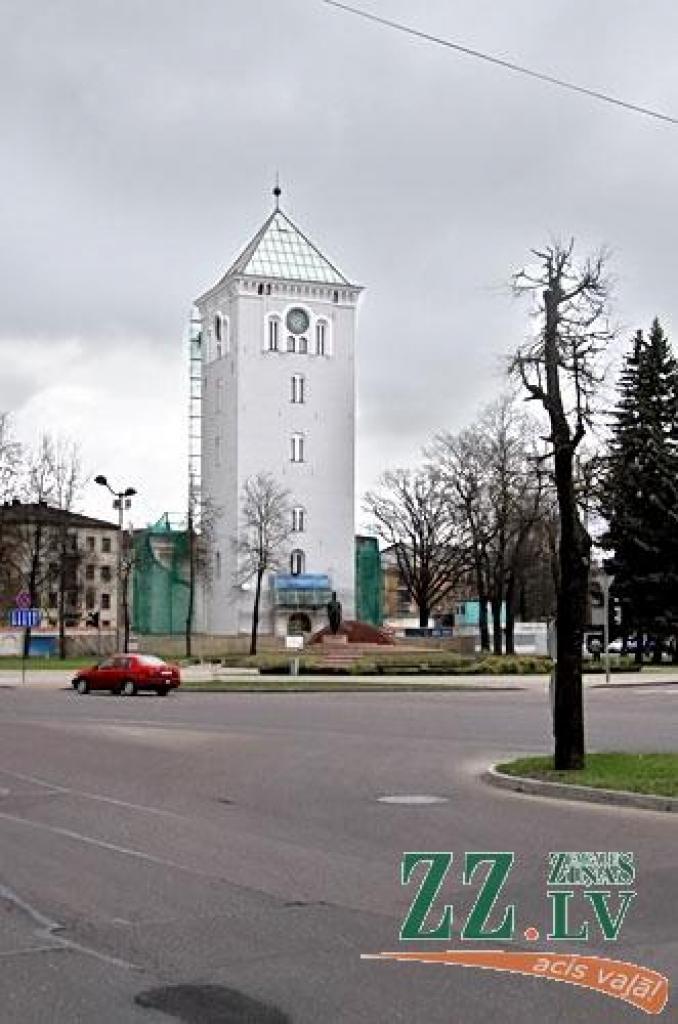 Karā sagrautās Sv.Trīsvienības baznīcas palikušais tornis ir vienīgais objekts, kas šajā ainavā saglabājies no pagātnes. Jāmin, ka tā bija viena no vecākajām būvēm Jelgavā. Pēc Jelgavas Vēstures un mākslas muzeja datiem, Trīsvienības...