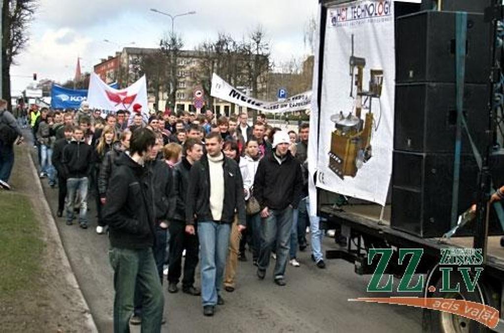 23.aprīlī ar varenu studentu gājienu un auto tehnikas parādi «mehi» soļoja uz Tehnisko fakultāti (TF), kādreizējo Mehanizācijas fakultāti, ieskandinot 16.Mehu dienas ar devīzi «Tur mana laime, kur Mehu saime».

Iespaidīgā tehnikas parāde...