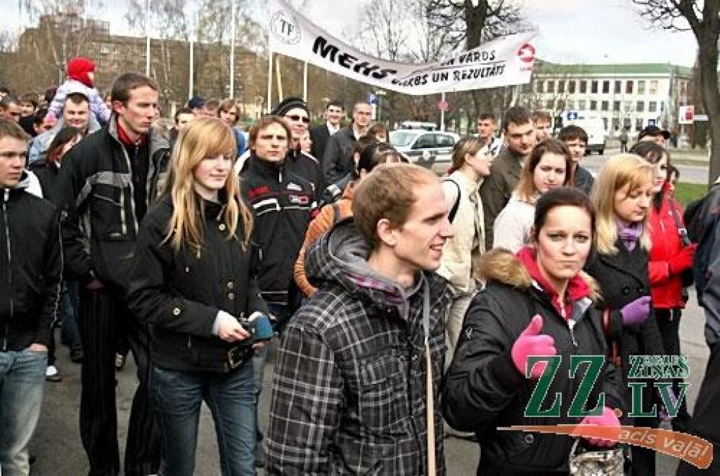 23.aprīlī ar varenu studentu gājienu un auto tehnikas parādi «mehi» soļoja uz Tehnisko fakultāti (TF), kādreizējo Mehanizācijas fakultāti, ieskandinot 16.Mehu dienas ar devīzi «Tur mana laime, kur Mehu saime».

Iespaidīgā tehnikas parāde...