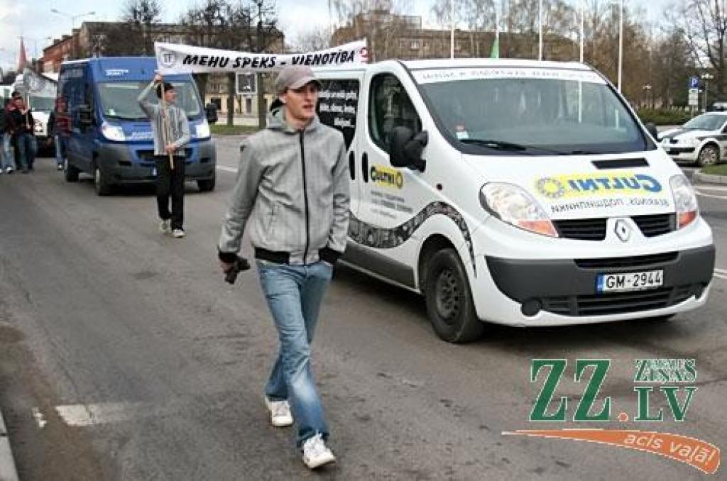 23.aprīlī ar varenu studentu gājienu un auto tehnikas parādi «mehi» soļoja uz Tehnisko fakultāti (TF), kādreizējo Mehanizācijas fakultāti, ieskandinot 16.Mehu dienas ar devīzi «Tur mana laime, kur Mehu saime».

Iespaidīgā tehnikas parāde...