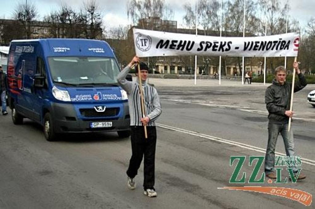 23.aprīlī ar varenu studentu gājienu un auto tehnikas parādi «mehi» soļoja uz Tehnisko fakultāti (TF), kādreizējo Mehanizācijas fakultāti, ieskandinot 16.Mehu dienas ar devīzi «Tur mana laime, kur Mehu saime».

Iespaidīgā tehnikas parāde...